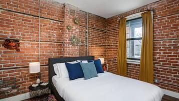 2 bedrooms, desk, WiFi