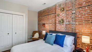 2 bedrooms, desk, WiFi