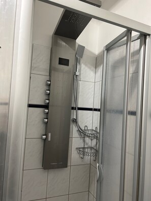 Shower, hair dryer, towels, soap - Apartment on Theaterplatz (Meißen)