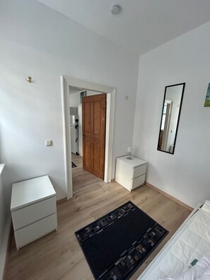 2 bedrooms, iron/ironing board, travel cot, free WiFi