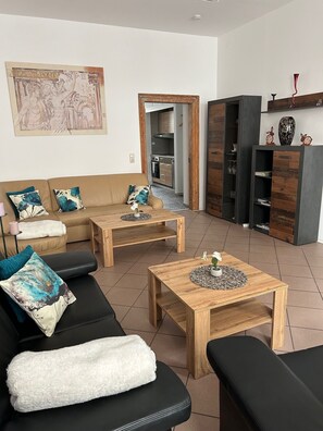 Una Smart TV, libros, un reproductor estéreo