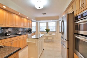 獨棟房屋, 多張床 (Siesta Key Home) | 私人廚房 | 烤箱、冷凍庫