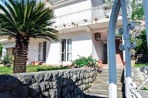 Garden - Waterfront Apartment Petrovina (Kotor)