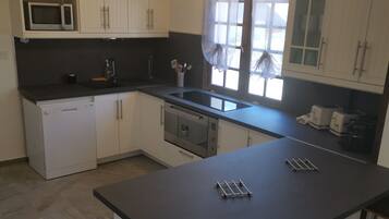 Frigorífico, microondas, horno y placa de cocina