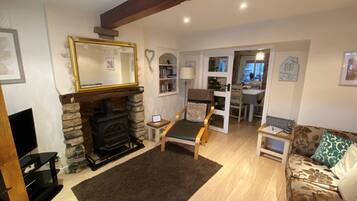 Smart-TV, Kamin, DVD-Player, Bücher