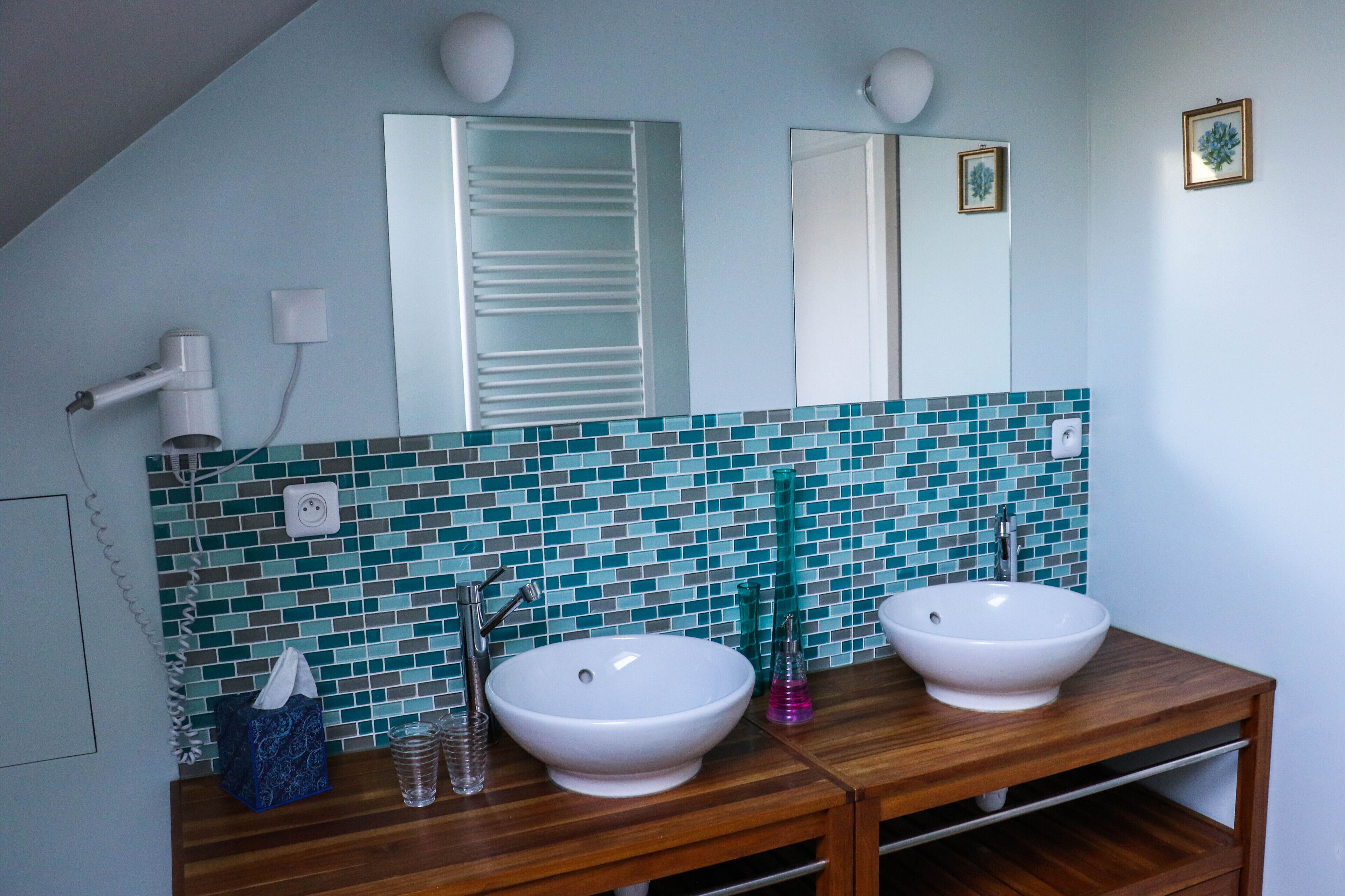 Double Room | Bathroom | Shower, rainfall showerhead, hair dryer, towels