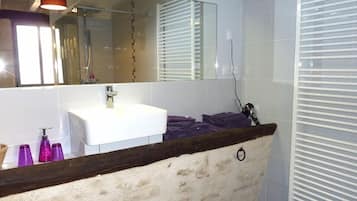 Habitación doble | Baño | Ducha, cabezal de ducha tipo lluvia, secador de pelo y toallas