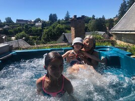 Una piscina con una estructura de piedra al fondo.