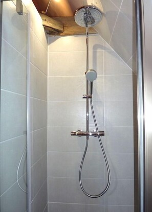 Ducha, cabezal de ducha tipo lluvia, secador de pelo, toallas