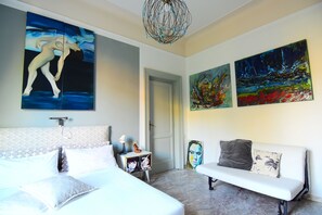 Tweepersoonskamer, gedeelde badkamer (Caravaggio) | Hypoallergeen beddengoed, donzen dekbedden, een laptopwerkplek