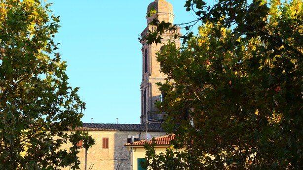 Ein historisches Gebäude mit einem markanten Turm und einem kleineren Anbau.