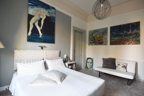 Tweepersoonskamer, gedeelde badkamer (Caravaggio) | Hypoallergeen beddengoed, donzen dekbedden, een laptopwerkplek