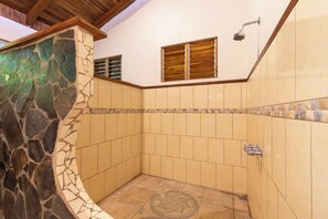 Bathtub, towels, toilet paper - CASA ROTH | CLASSIC NOSARA RETREAT NEAR THE BEACH, Easy Beach Access, Walking Distance to Restaurant... (Nosara)