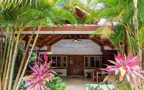 CASA CINNAMON | CLOSE TO BEACH, SHARED POOL & TENNIS COURTS, Spacious & Modern Condo with Pool and T...