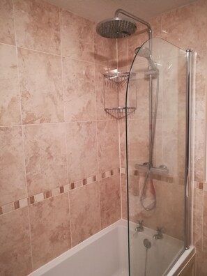 Ensemble douche/baignoire, sèche-cheveux, serviettes fournies, savon
