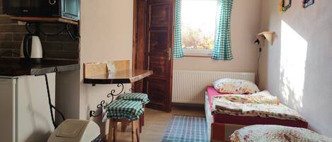 Kahden hengen classic-huone (kaksi sänkyä), 2 yhden hengen sänkyä, näköala puutarhaan, puutarha-alue | Ilmainen Wi-Fi, vuodevaatteet