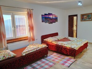 Standard-Vierbettzimmer | Kostenloses WLAN, Bettwäsche