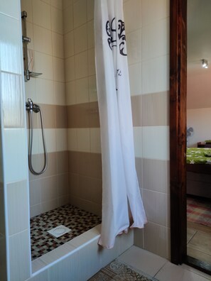 Standard-Vierbettzimmer | Badezimmer | Dusche, Regendusche, kostenlose Toilettenartikel, Haartrockner