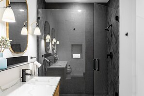 Shower, free toiletries, hair dryer, towels - Mint House Dallas Downtown by Kasa (Dallas)