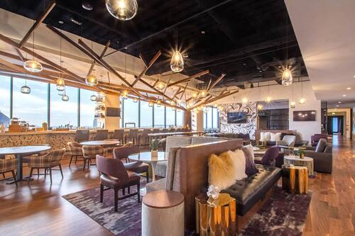 3 restaurants, breakfast served