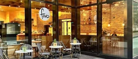 3 restaurants, breakfast served