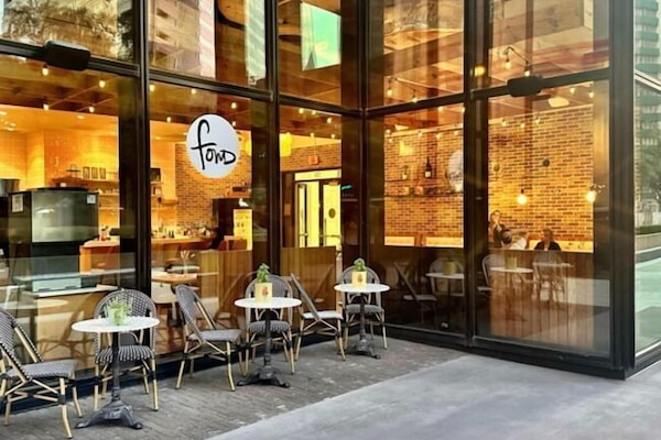 3 restaurants, breakfast served