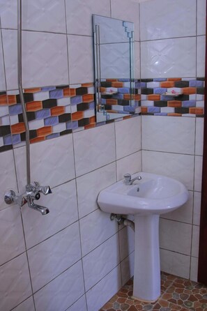 Free toiletries, towels, soap, shampoo - Trinity Motel Entebbe (Entebbe)