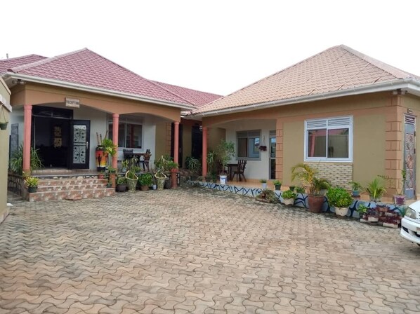 Exterior - Trinity Motel Entebbe (Entebbe)