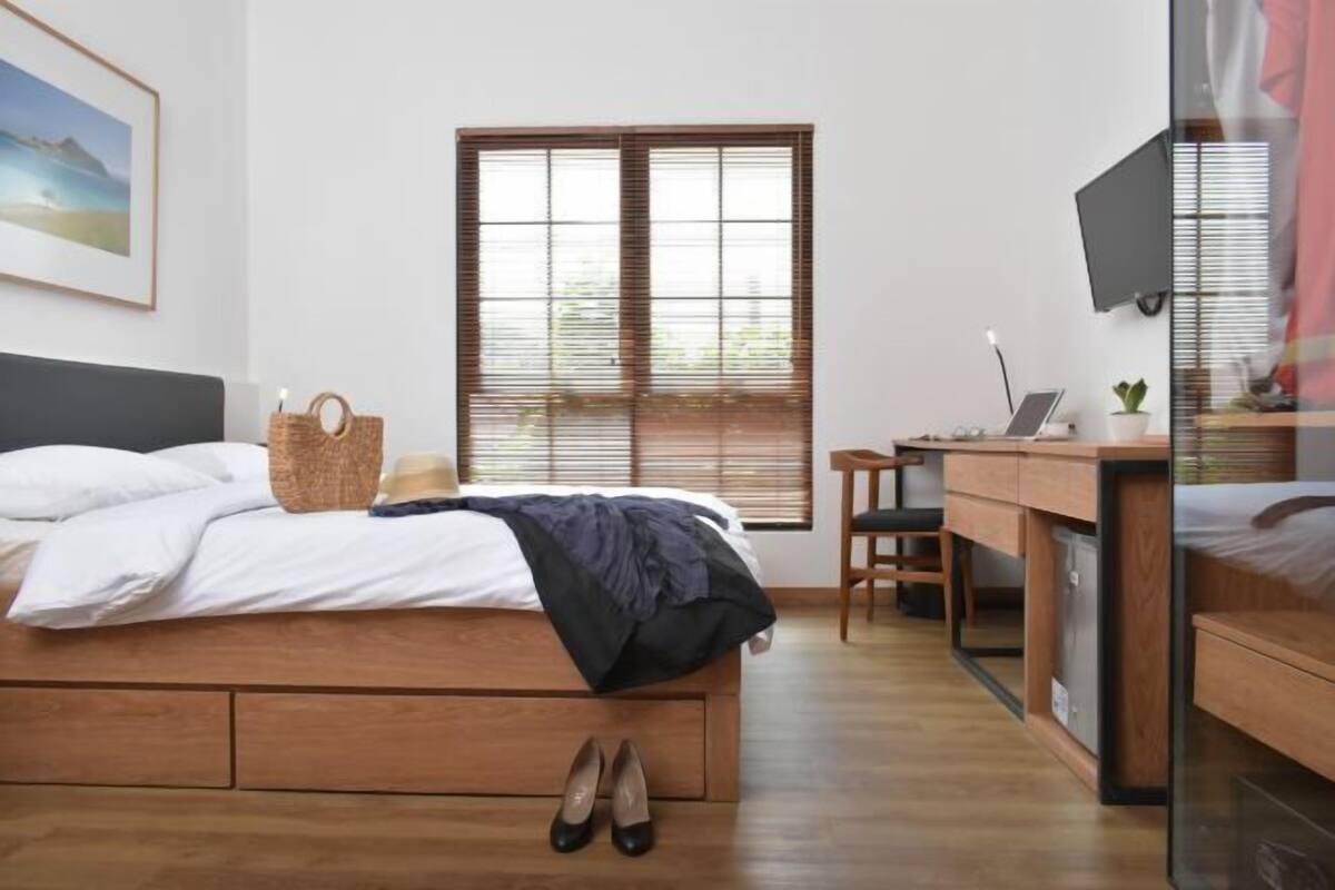 1 bedroom, desk, laptop workspace, free WiFi
