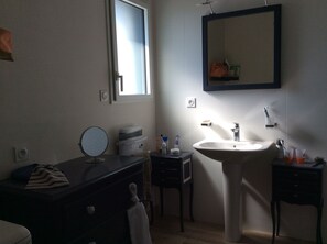 Regadera, secadora de cabello, papel de baño 