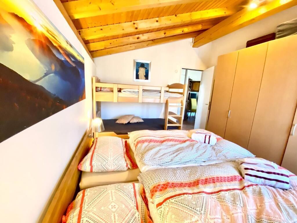 1 slaapkamer, een kluis op de kamer, een strijkplank/strijkijzer