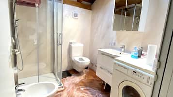 Douche, sĂšche-cheveux, bidet, serviettes fournies