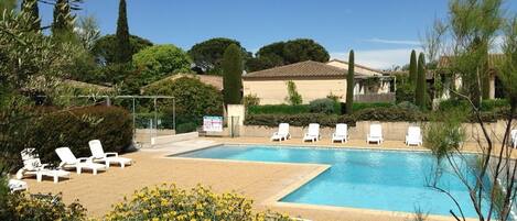 Una piscina al aire libre