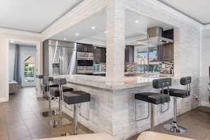 Fridge, microwave, oven, stovetop - LUX Modern Villa,City Center, Pool,Spa,Game Rm,Basketball,Pickle ball,Pool house (Las Vegas)
