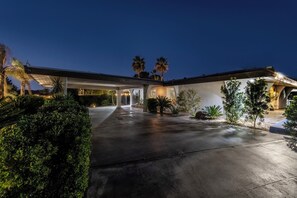 Property grounds - LUX Modern Villa,City Center, Pool,Spa,Game Rm,Basketball,Pickle ball,Pool house (Las Vegas)