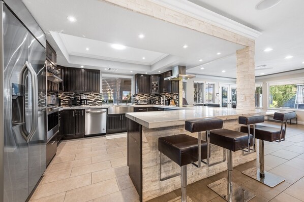 Réfrigérateur, micro-ondes, four, plaque de cuisson