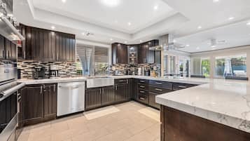 冰箱、微波炉、烤箱、炉灶