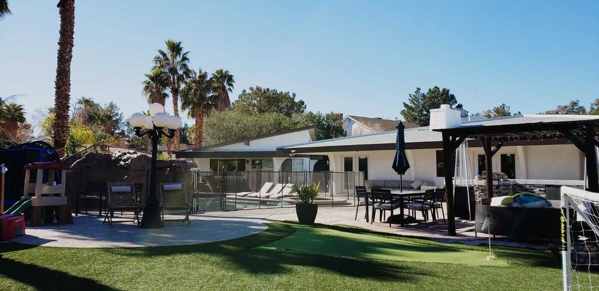 LUX Modern Villa,City Center, Pool,Spa,Game Rm,Basketball,Pickle ball,Pool house