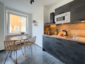 Appartement Design | Cuisine privée | Mini réfrigérateur, micro-ondes, plaque de cuisson, cafetière/bouilloire