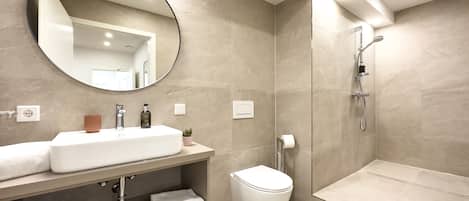 Classic Apartment | Bathroom | Free toiletries, hair dryer, towels, soap