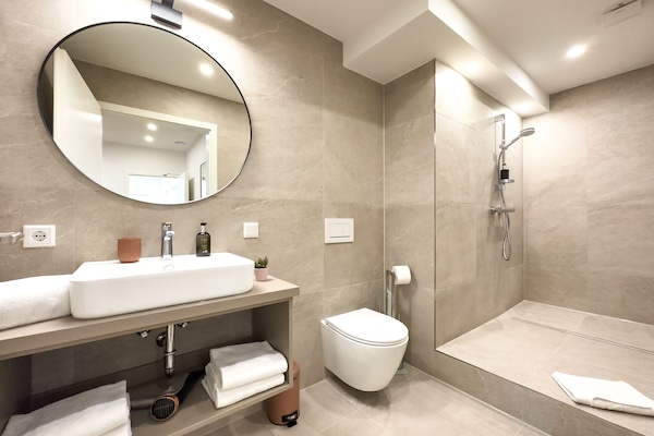 Classic-Apartment | Badezimmer | Kostenlose Toilettenartikel, Haartrockner, Handtücher, Seife