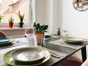 Minikjøleskap, mikrobølgeovn, kokeplater og kaffetrakter/tekoker