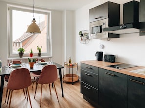Mini réfrigérateur, micro-ondes, plaque de cuisson, cafetière/bouilloire