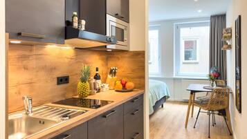 Mini-Kühlschrank, Mikrowelle, Herdplatte