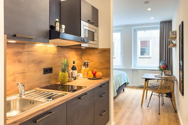 Mini-frigorifero, microonde, piano cottura, macchina per tè/caffè