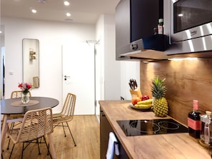 Apartamento clássico | Cozinha privada | Frigobar, micro-ondas, cooktop, cafeteira/chaleira