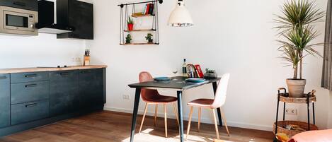 Comfort Studio Suite (City Center 54) | Private kitchen | Mini-fridge, microwave, stovetop, coffee/tea maker