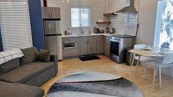 Private kitchen | Fridge, microwave, oven, stovetop