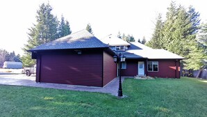 Ett bostadshus med ett garage, en uppfart och en välskött gräsmatta.