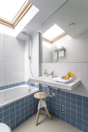 Een haardroger, handdoeken, shampoo, toiletpapier